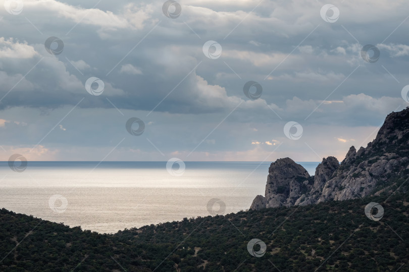 Скачать Потрясающий вид на сверкающее море и горный пляж фотосток Ozero