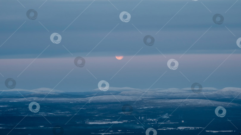 Скачать Луна частично скрыта за облаками. Часть полной луны фотосток Ozero