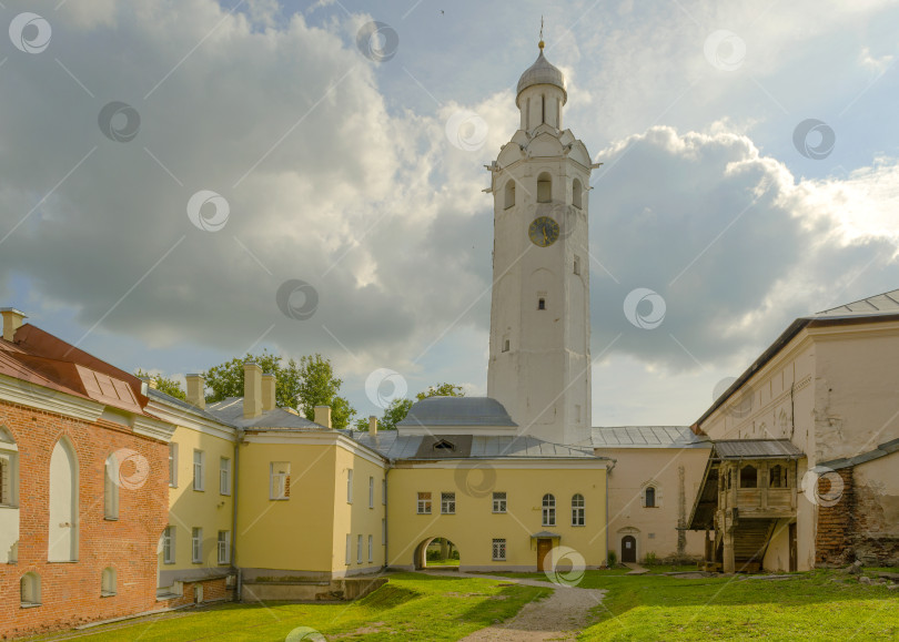 Скачать Старая башня с часами  фотосток Ozero