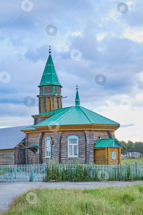 Скачать Местная деревянная мечеть из сосновых бревен в сибирской станице Новоуфимская, Россия фотосток Ozero