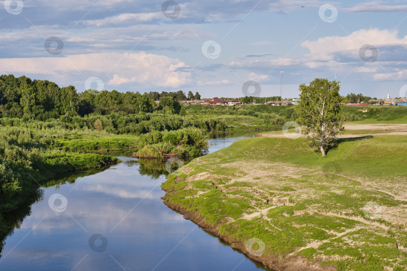 Скачать Летний сельский пейзаж в солнечный день фотосток Ozero