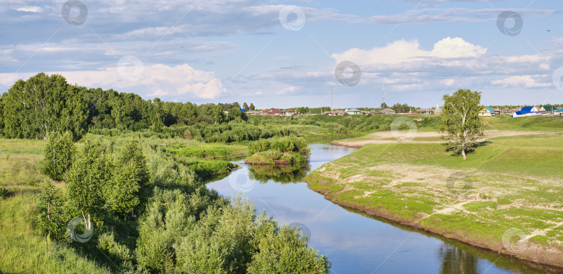 Скачать Летний сельский пейзаж в солнечный день фотосток Ozero