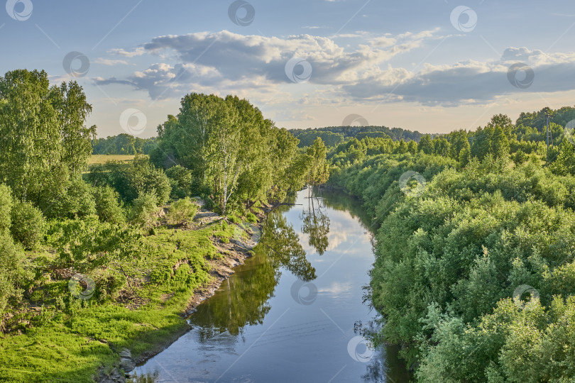 Скачать Летний сельский пейзаж в солнечный день фотосток Ozero