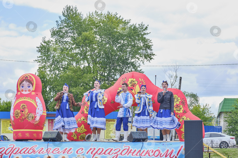 Скачать Выступление певческой самодеятельной группы в народных костюмах на местном празднике. фотосток Ozero