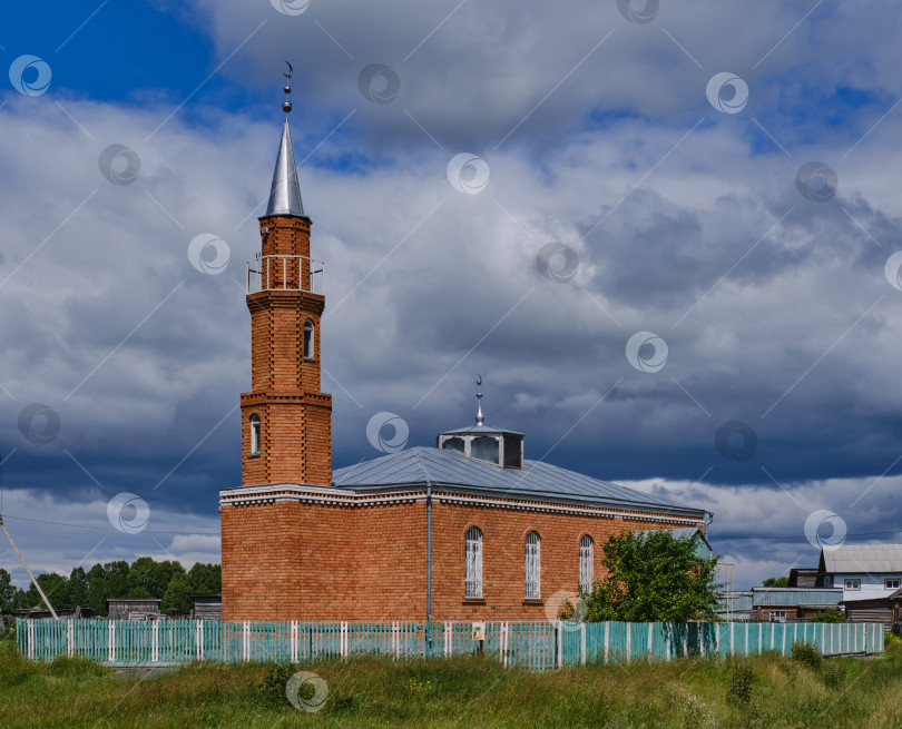 Скачать Местная мечеть из красного кирпича в сибирской деревне Новоаптула, Россия фотосток Ozero