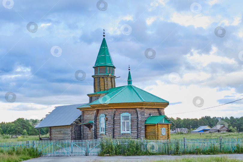 Скачать Местная деревянная мечеть из сосновых бревен в сибирской станице Новоуфимская, Россия фотосток Ozero