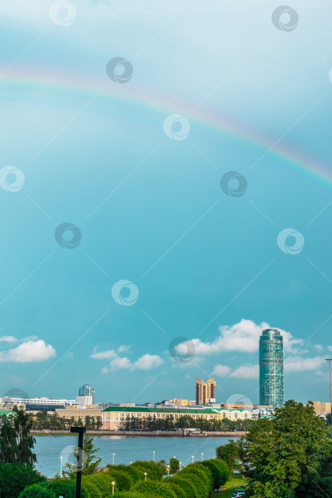 Скачать Летний городской пейзаж с радугой. Екатеринбург, Россия фотосток Ozero