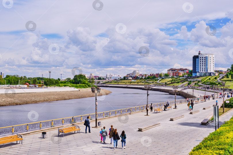 Скачать Тюмень, Россия. Городской пейзаж. Вид на набережную реки Тура. фотосток Ozero