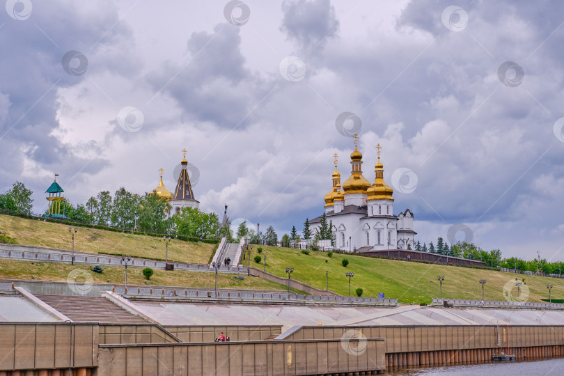 Скачать Вид с реки Тура на набережную и Свято-Троицкий мужской монастырь Русской православной церкви. Тюмень, Россия фотосток Ozero