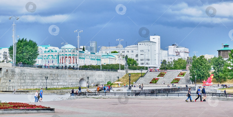 Скачать Екатеринбург, Россия. Вид на Историческую площадь и дом Севастьянова. фотосток Ozero