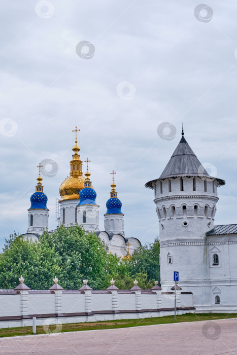 Скачать Тобольский кремль - белокаменный кремль в Сибири, Россия. Стены и башни, купола Софийско-Успенского собора. фотосток Ozero