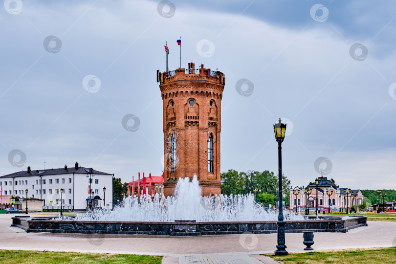 Скачать Тобольск, Россия Водонапорная башня, памятник промышленной архитектуры. Здание, построенное в 1902 году как элемент городской системы водоснабжения. фотосток Ozero