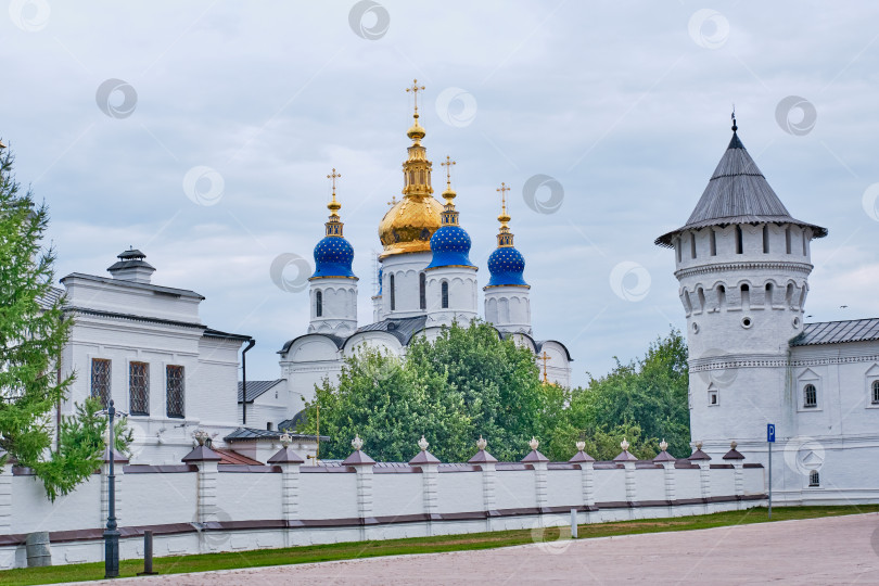 Скачать Тобольский кремль - белокаменный кремль в Сибири, Россия. Стены и башни, купола Софийско-Успенского собора. фотосток Ozero