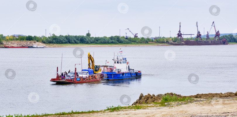 Скачать Тобольск, Россия Баржа с автомобилями, спецтехникой и людьми плывет по реке Иртыш. Баннер фотосток Ozero