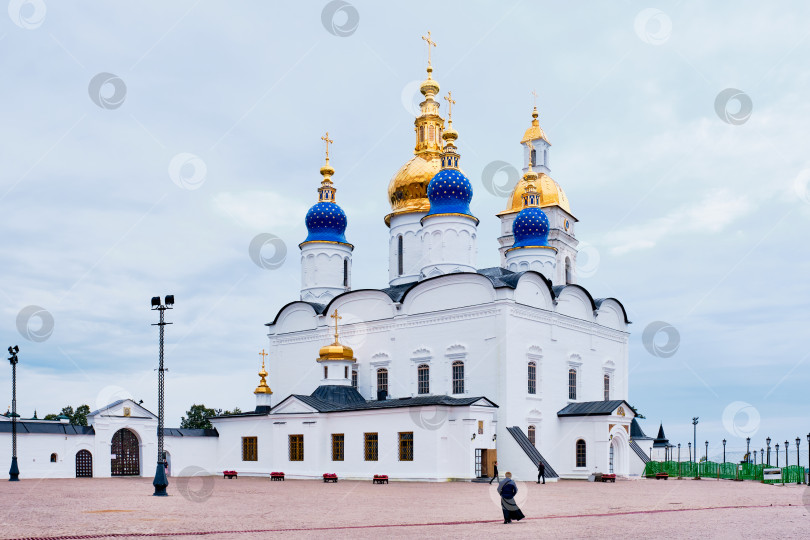 Скачать Тобольский кремль - белокаменный кремль в Сибири, Россия. Стены и башни, купола Софийско-Успенского собора. фотосток Ozero