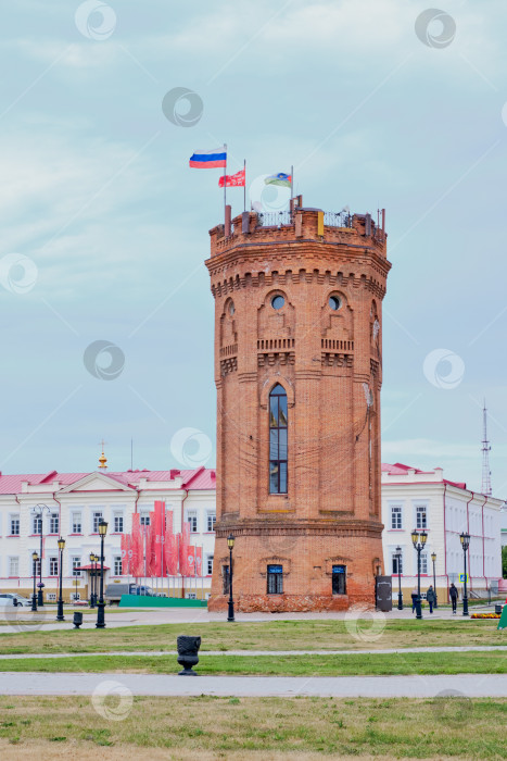 Скачать Тобольск, Россия Водонапорная башня, памятник промышленной архитектуры. Здание, построенное в 1902 году как элемент городской системы водоснабжения. фотосток Ozero