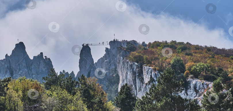 Скачать Горный пейзаж южного Крыма. Плато Ай-Петри. Подвесной мост между горными зубцами для экстремальных развлечений. фотосток Ozero