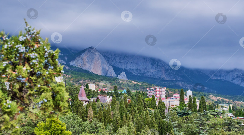 Скачать Вид на зеленый город Симеиз и Крымские горы. фотосток Ozero