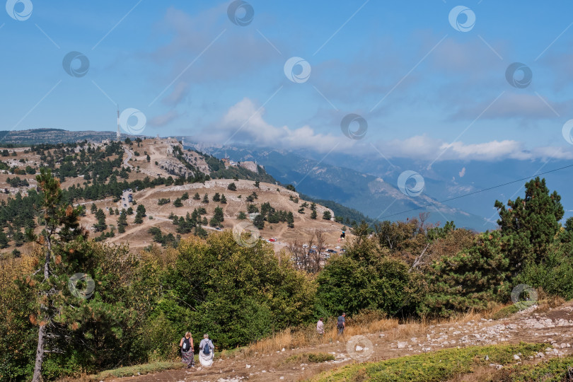 Скачать Горный пейзаж южного Крыма. Прогулка по высокогорному плато Ай-Петри. фотосток Ozero