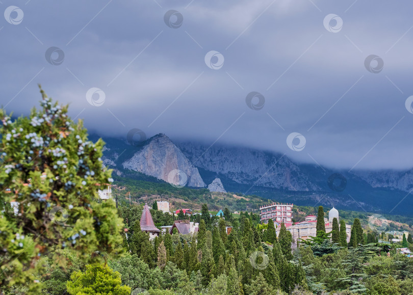 Скачать Вид на зеленый город Симеиз и Крымские горы. фотосток Ozero