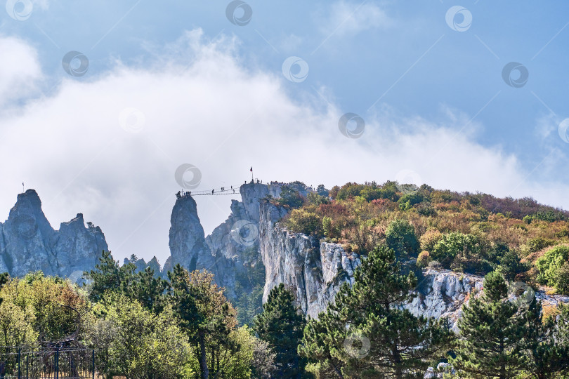 Скачать Горный пейзаж южного Крыма. Плато Ай-Петри. Подвесной мост между горными зубцами для экстремальных развлечений. фотосток Ozero