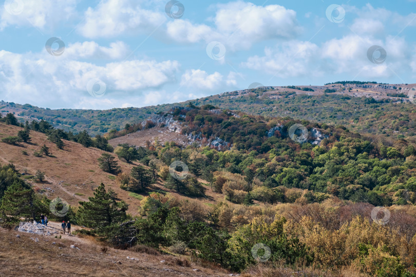 Скачать Горный пейзаж южного Крыма. Прогулка по высокогорному плато Ай-Петри. фотосток Ozero