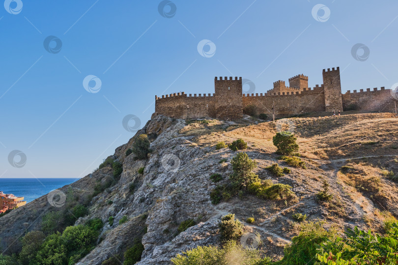 Скачать Средневековая генуэзская крепость в Судаке, Крымский полуостров. фотосток Ozero