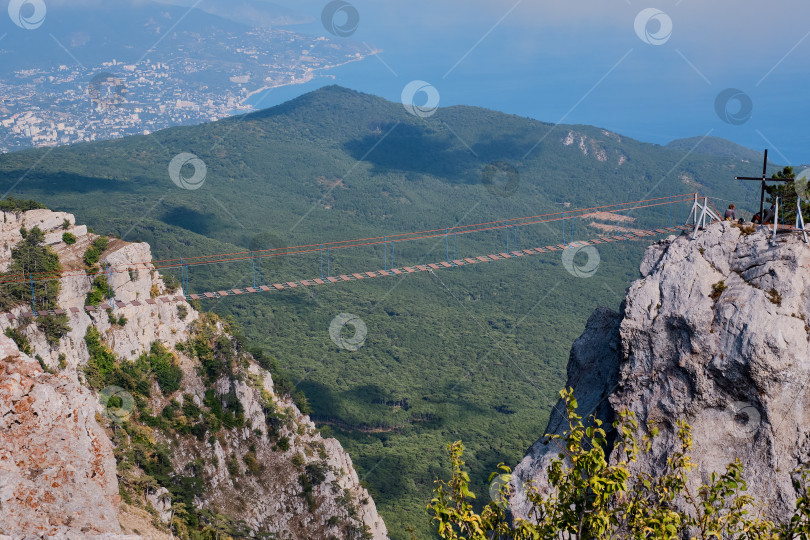 Скачать Горный пейзаж южного Крыма. Плато Ай-Петри. Подвесной мост между горными зубцами для экстремальных развлечений. фотосток Ozero