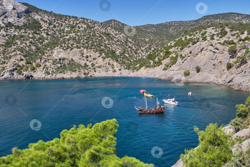 Скачать Побережье Черного моря, Крым. Вид на голубую бухту, Царский пляж на туристическом маршруте "Тропа Голицына". фотосток Ozero