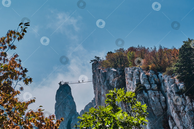 Скачать Горный пейзаж южного Крыма. Плато Ай-Петри. Подвесной мост между горными зубцами для экстремальных развлечений. фотосток Ozero