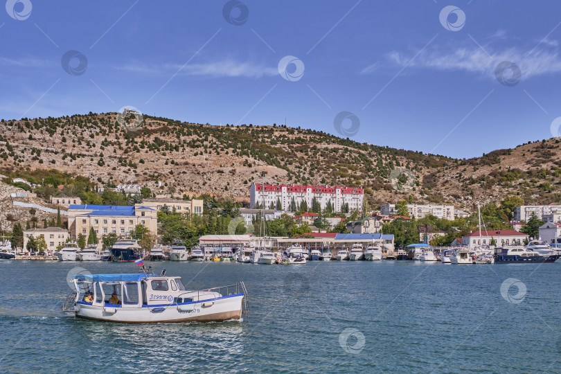 Скачать Вид на восточный берег Балаклавской бухты Крымского полуострова. фотосток Ozero