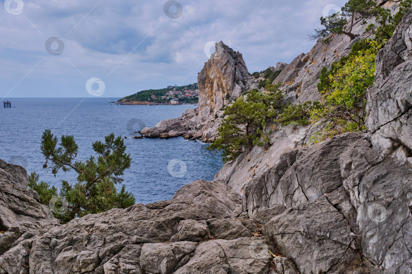 Скачать Южный Крым. Скалистый берег Черного моря. фотосток Ozero