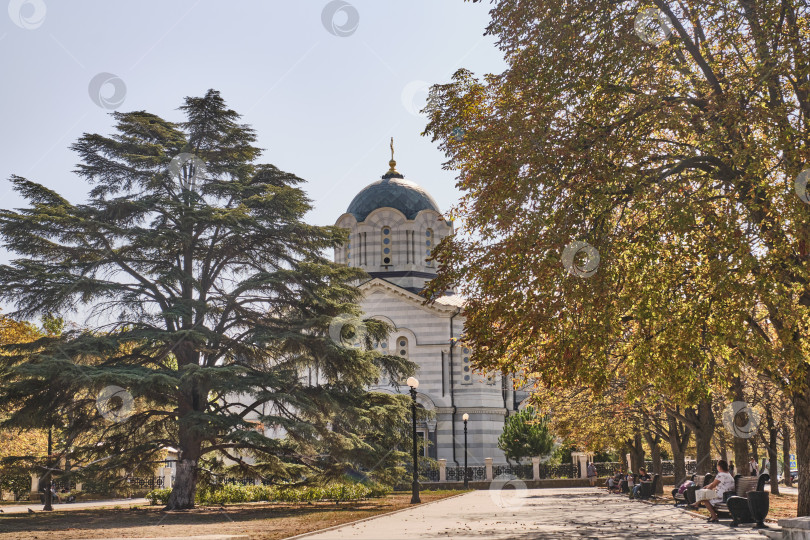 Скачать Парк на центральном городском холме города Севастополя, Крымский полуостров. Православный Владимирский собор, усыпальница адмиралов. фотосток Ozero