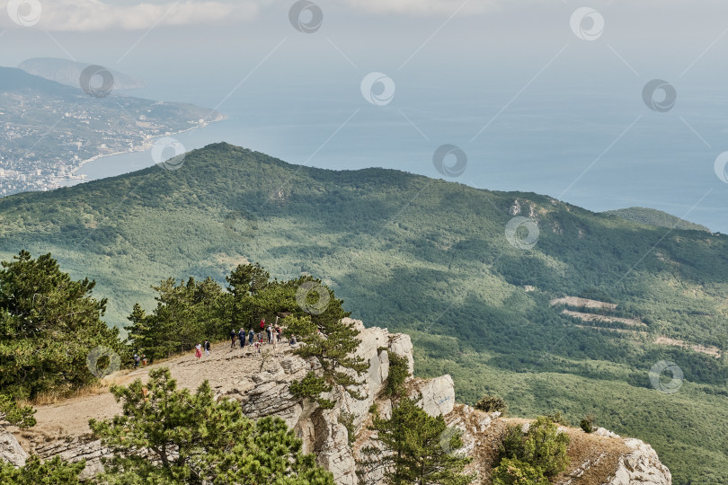 Скачать Крымские горы. Туристы на смотровой площадке плато Ай-Петри. фотосток Ozero