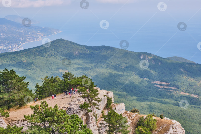 Скачать Крымские горы. Туристы на смотровой площадке плато Ай-Петри. фотосток Ozero