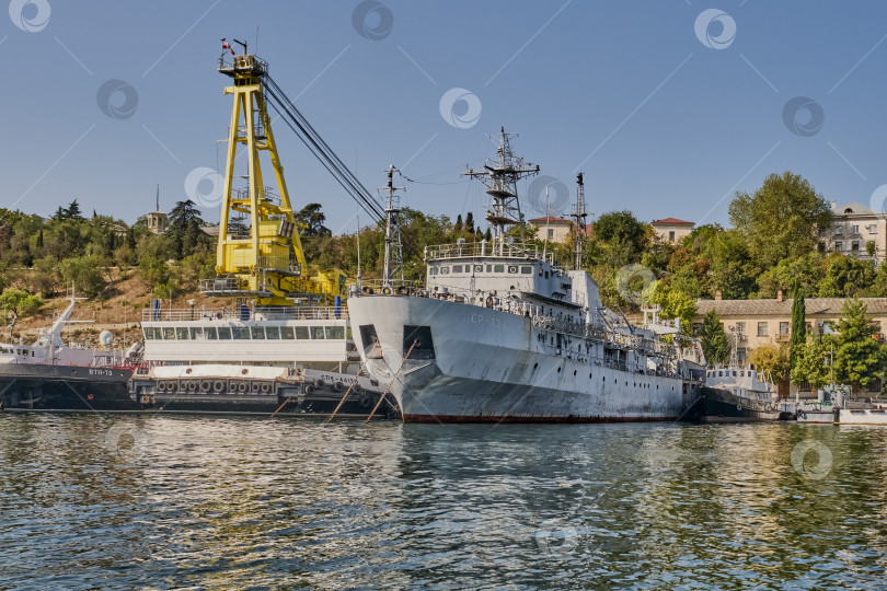 Скачать Самоходный плавучий кран SPK-54150 и размагничивающее судно SR-137 у причала Южной бухты Севастополя. Черноморский флот России. фотосток Ozero