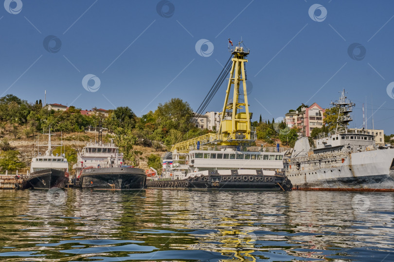 Скачать Морской танкер VTN-73 и самоходный плавучий кран SPK-54150 для размагничивания судна SR-137 у причала Южной бухты Севастополя Черноморского флота России фотосток Ozero