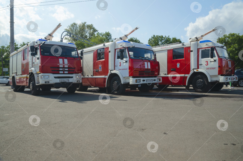 Скачать Пожарные машины на стройплощадке в солнечный день. фотосток Ozero