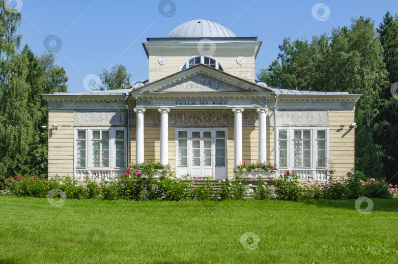 Скачать Розовый павильон в Павловском парке, солнечный полдень. фотосток Ozero