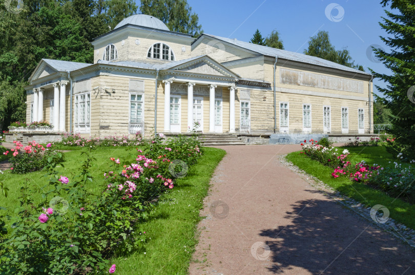 Скачать Розовый павильон в Павловском парке, солнечный полдень. фотосток Ozero