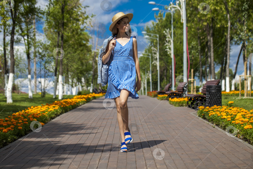 Скачать Портрет молодой блондинки в полный рост  фотосток Ozero