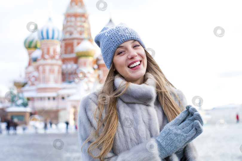 Скачать Молодая женщина в синей вязаной шапочке и серой норковой шубе фотосток Ozero