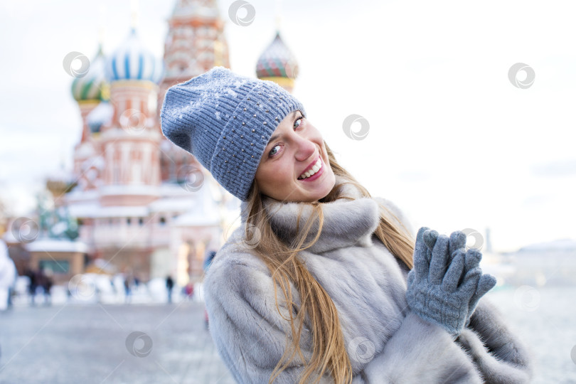 Скачать Молодая женщина в синей вязаной шапочке и серой норковой шубе фотосток Ozero