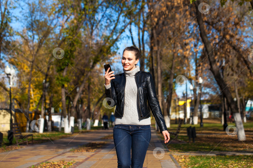 Скачать Молодая красивая модель в черной кожаной куртке фотосток Ozero