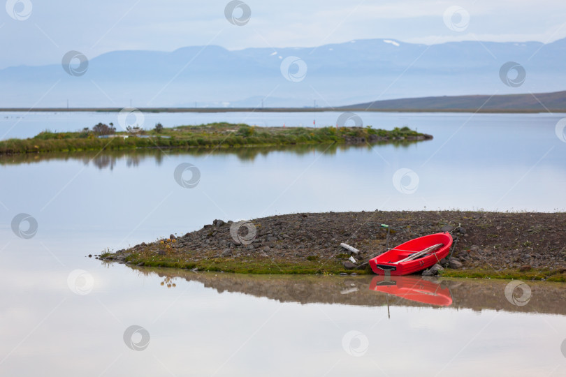 Скачать Исландский водный пейзаж с красной лодкой фотосток Ozero