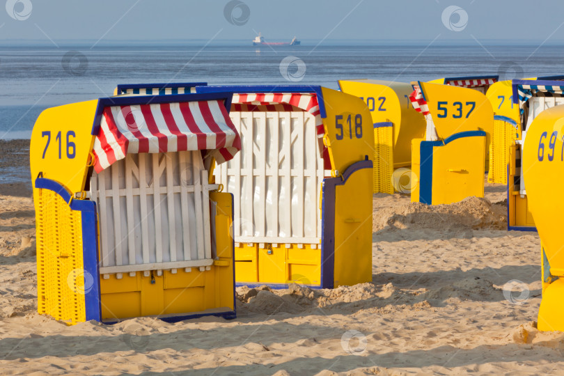 Скачать Пляжные плетеные кресла strandkorb в Северной Германии фотосток Ozero