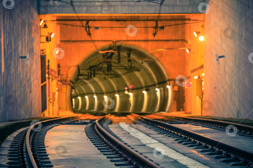 Скачать Вход в туннель метро на мосту Дом Луис в Порту фотосток Ozero