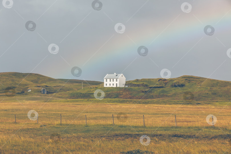 Скачать Южноисландский пейзаж с радугой фотосток Ozero