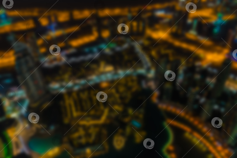 Скачать Ночная сцена в центре Дубая расфокусирована фотосток Ozero