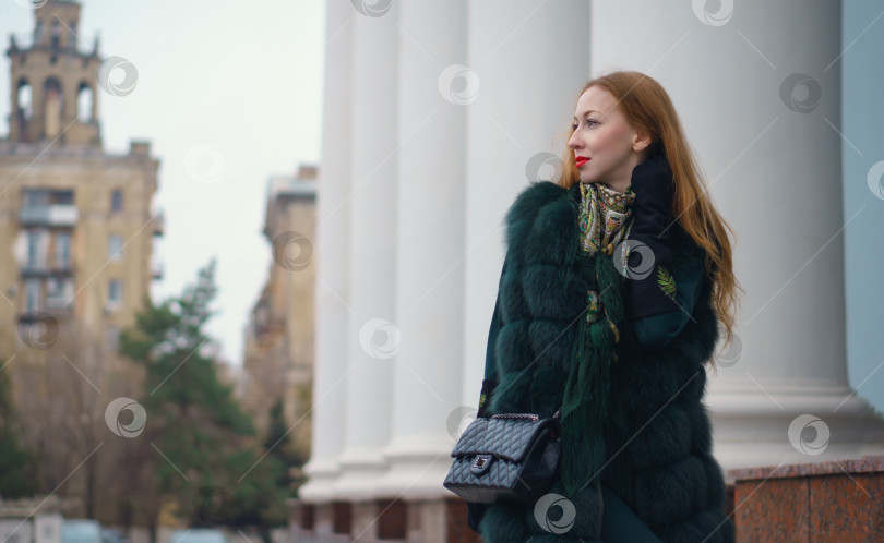 Скачать Рыжеволосая девушка в осеннем парке фотосток Ozero